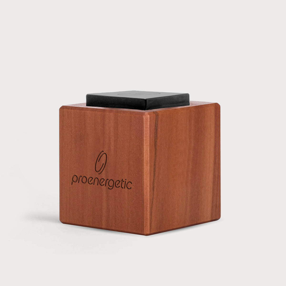 Holzwürfel mit ProEnergetic Logo und schwarzem Obsidian Stein auf der Oberseite.