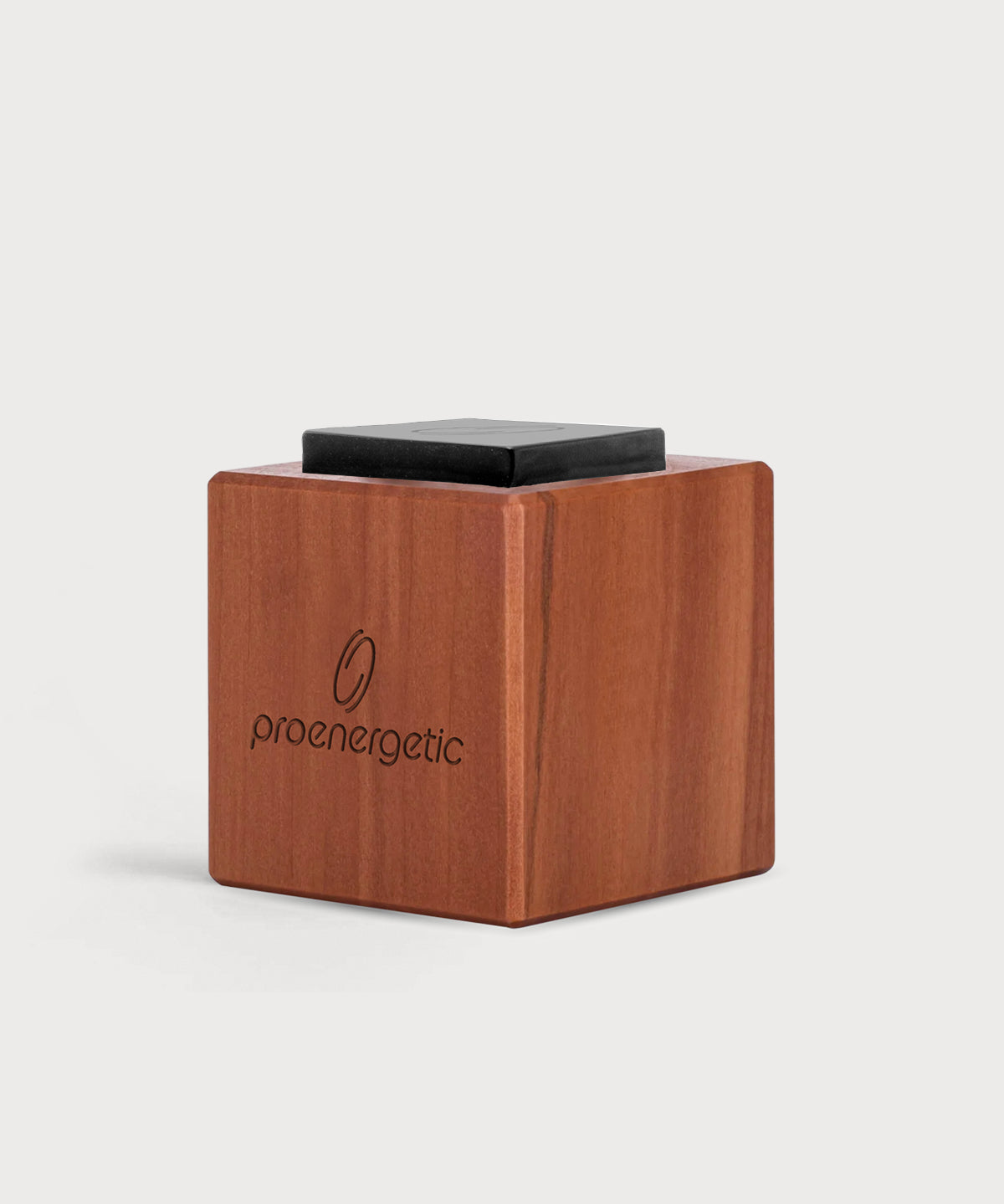 Holzwürfel mit ProEnergetic Logo und schwarzem Obsidian Stein auf der Oberseite.