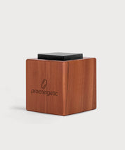 Holzwürfel mit ProEnergetic Logo und schwarzem Obsidian Stein auf der Oberseite.