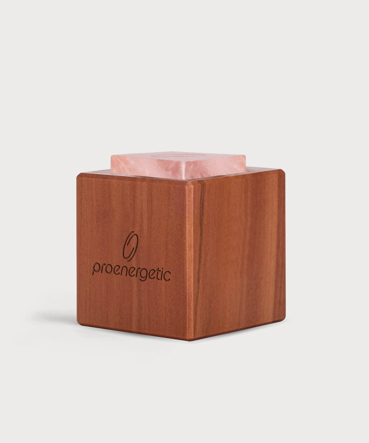 Holzwürfel mit ProEnergetic Logo und rosa Rosenquarz Stein auf der Oberseite.
