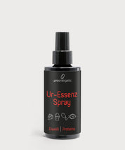 Dunkle Sprühflasche mit schwarzem Etikett und Aufschrift Ur-Essenz Spray Proteins.