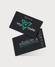 Zwei Vita Cards in schwarzer Carbonoptik, eine mit Logo und Schriftzug, eine mit Rückseitenmotiv und Symbolreihe auf hellem Hintergrund