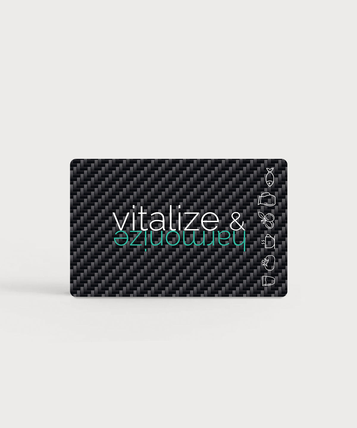 Vita Card Rückseite in schwarzer Carbonoptik mit Schriftzug „vitalize & harmonize“ und Symbolreihe am Rand vor hellem Hintergrund