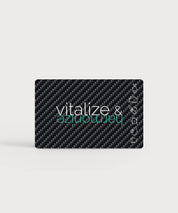 Vita Card Rückseite in schwarzer Carbonoptik mit Schriftzug „vitalize & harmonize“ und Symbolreihe am Rand vor hellem Hintergrund
