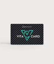 Vita Card in schwarzer Kartenform mit Carbonoptik, grünem Symbol und weißem Schriftzug auf hellem Hintergrund