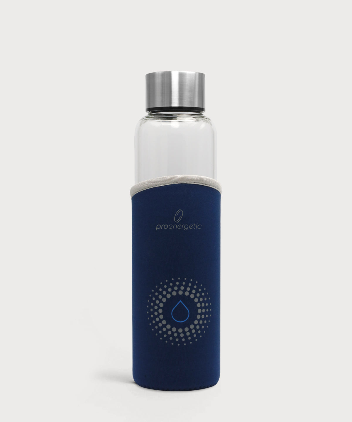 Water Vitalizer Glastrinkflasche mit Edelstahlverschluss und dunkelblauer Schutzhülle mit Tropfensymbol vor hellem Hintergrund