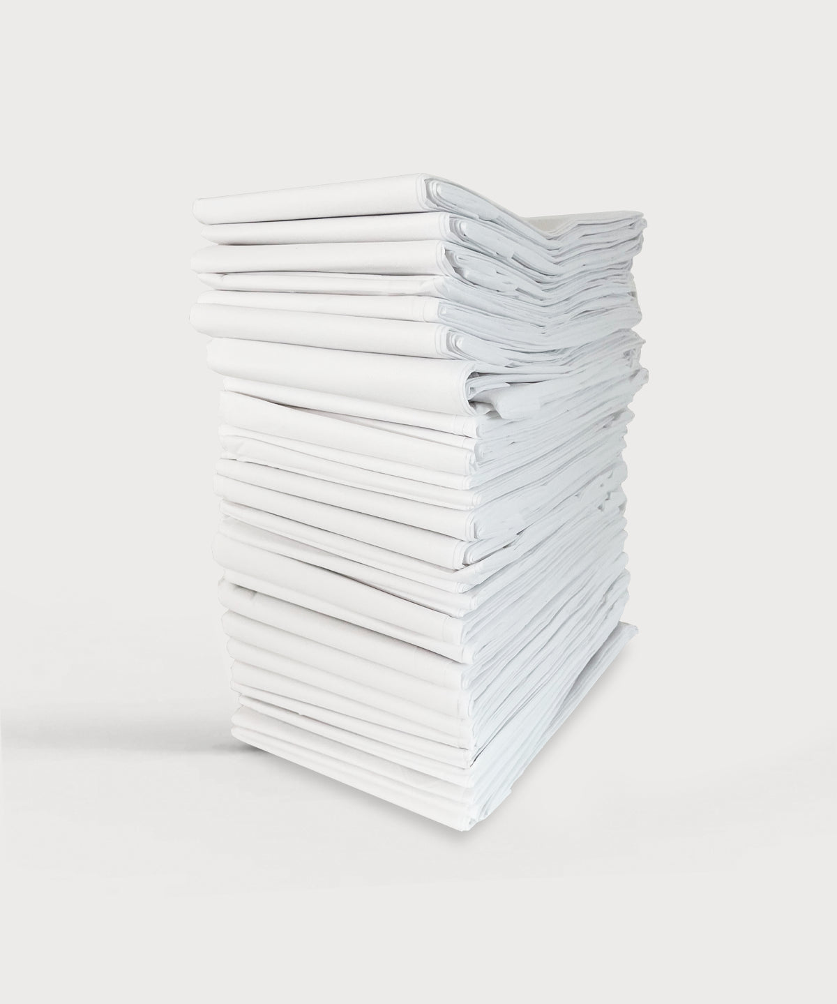 Hoher Stapel weißer gefalteter WellNest Einlagen in 25 Stück Packung.