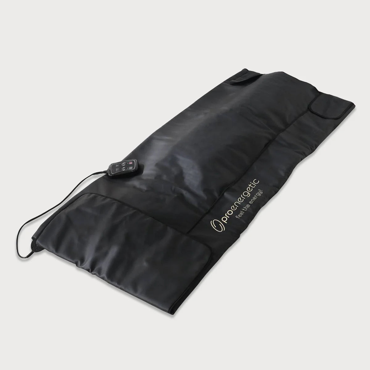 Schwarze Infrarot-Matte mit Fernbedienung und ProEnergetic Logo auf hellem Hintergrund.