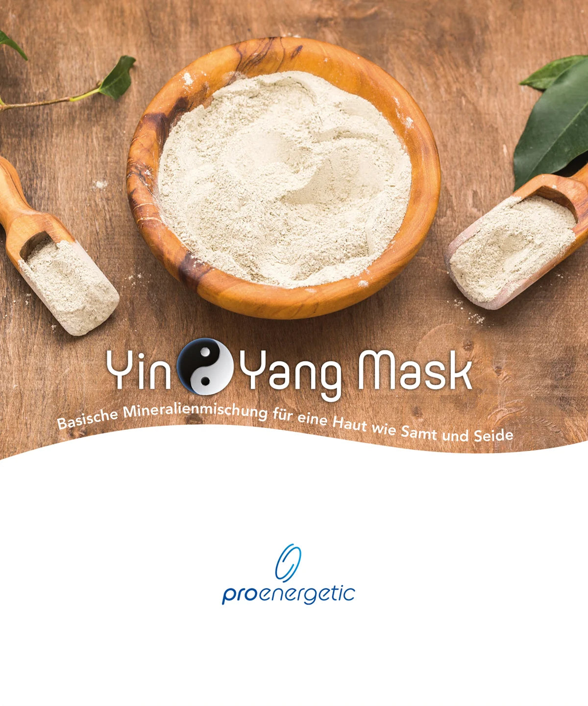 Holzschale mit hellem Pulver und zwei Holzschaufeln auf Holztisch mit Schriftzug YinYang Mask.