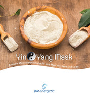 Holzschale mit hellem Pulver und zwei Holzschaufeln auf Holztisch mit Schriftzug YinYang Mask.